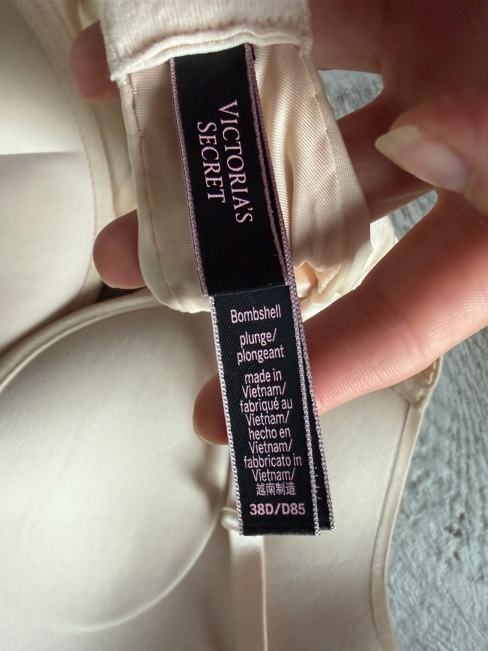 Victoria's Secret bombshell plunge bra 38D - Picture 6 of 6